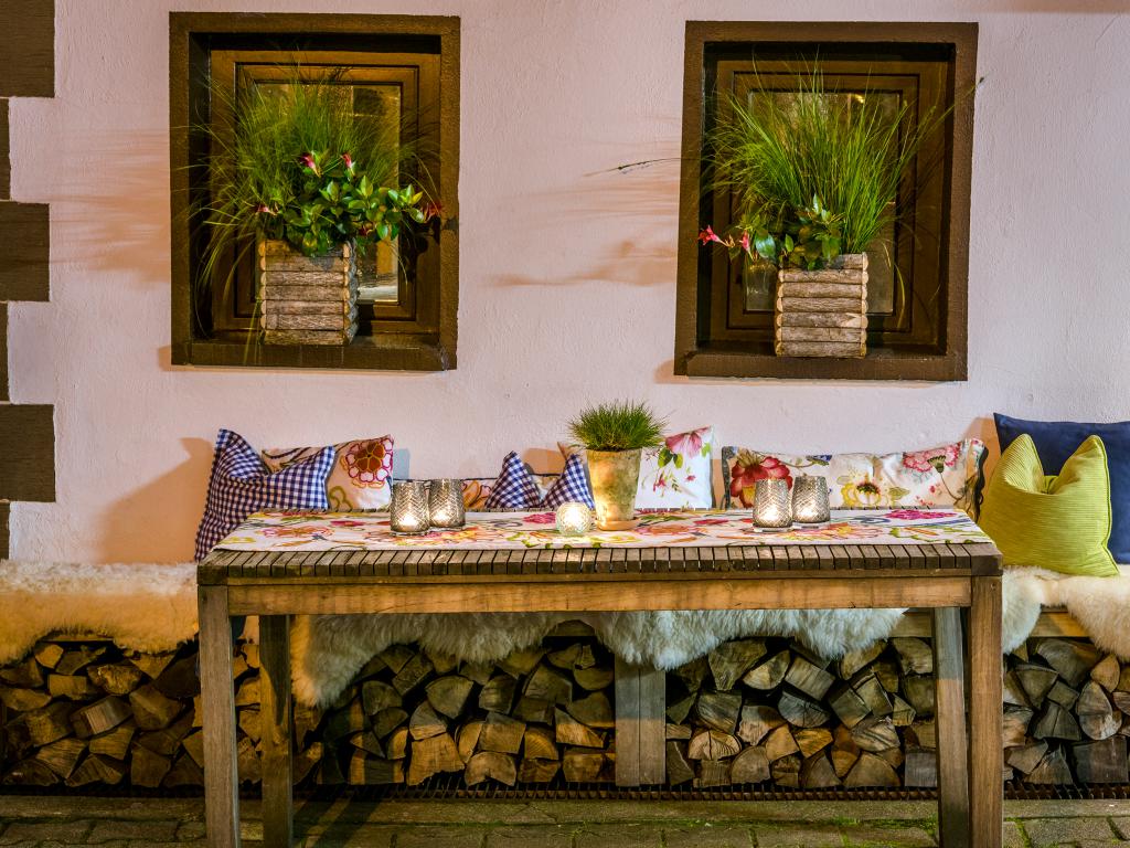 Gemütlicher Tisch mit Sitzbank mit Holzschaiten 