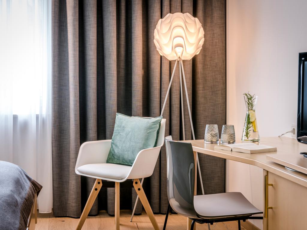 Schreibtisch in Einzelzimmer im Krone Bretten